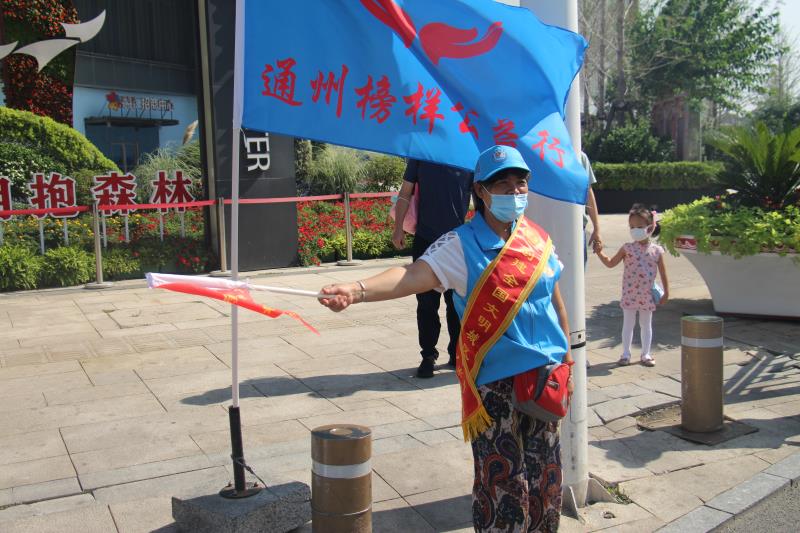 <strong>日本美女被大黑鸡巴日</strong>